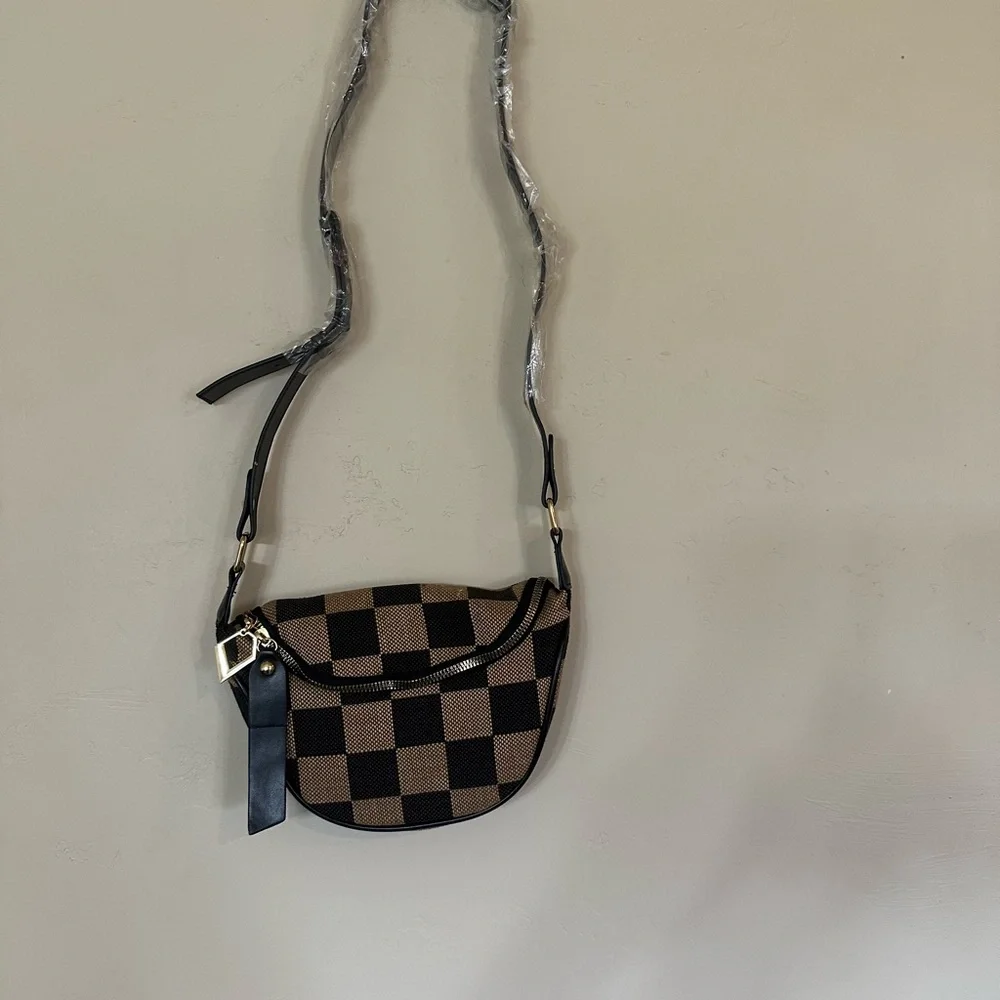 Crosbady‎ with wallet